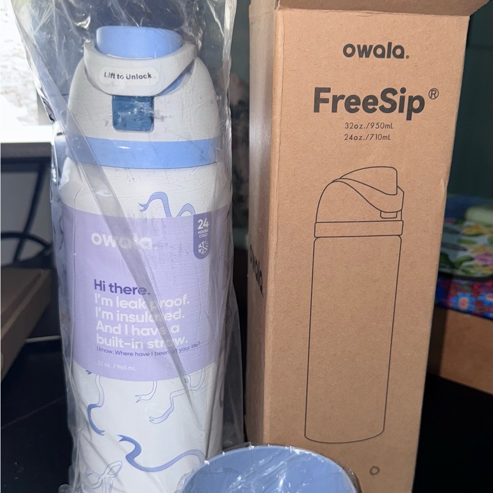 FreeSip Insulated Water Bottle w/boot - White & Blue-Sold Out Urban Outfitter